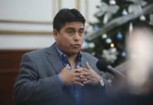 Prueba de fuego para el nuevo gobierno provincial: paritarias de ADOSAC y AMET y la rueda de las negociaciones que empieza a girar El gobernador Claudio Vidal realizando anuncios en Casa de Gobierno - Foto: OPI Santa Cruz/Francisco Muñoz