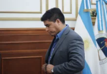 ¿El hilo se corta por lo más fino? Retocan el vademecum para no exigirle a los intendentes el pago de la deuda El gobernador Claudio Vidal realizando anuncios en Casa de Gobierno - Foto: OPI Santa Cruz/Francisco Muñoz
