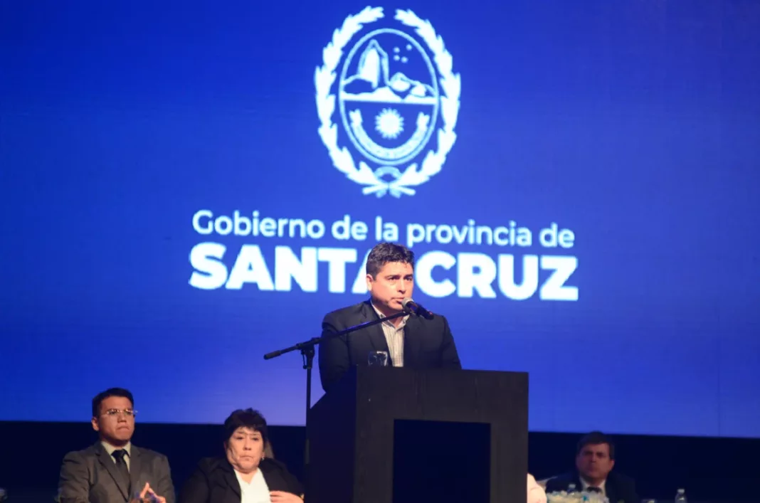Claudio Vidal juró como gobernador y dijo que “nos dejan una provincia devastada” - Foto: OPI Santa Cruz/Francisco Muñoz