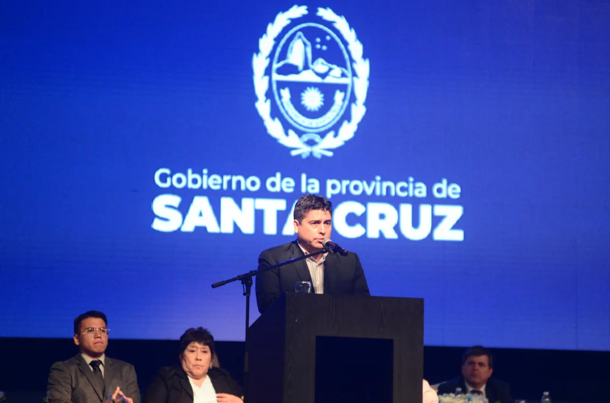 Claudio Vidal juró como gobernador y dijo que “nos dejan una provincia devastada” - Foto: OPI Santa Cruz/Francisco Muñoz Claudio Vidal juró como gobernador y dijo que “nos dejan una provincia devastada” - Foto: OPI Santa Cruz/Francisco Muñoz