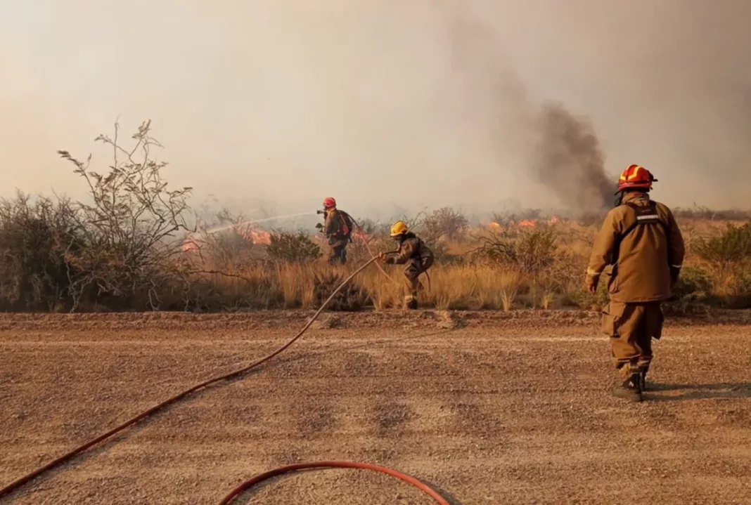 Bomberos combaten un incendio en el Parque Eólico de Aluar - Foto: El Chubut