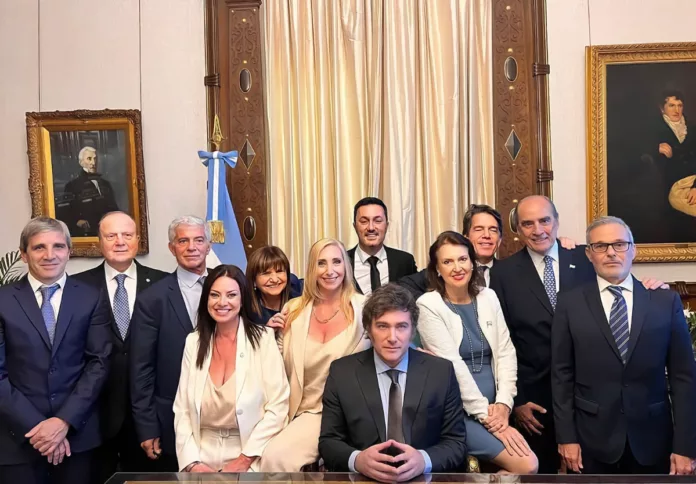 El Presidente Javier Milei reduce drásticamente la estructura ministerial a través de un DNU