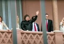 Javier Milei y su gabinete saludan desde el balcón de la Casa Rosada - Foto: NA