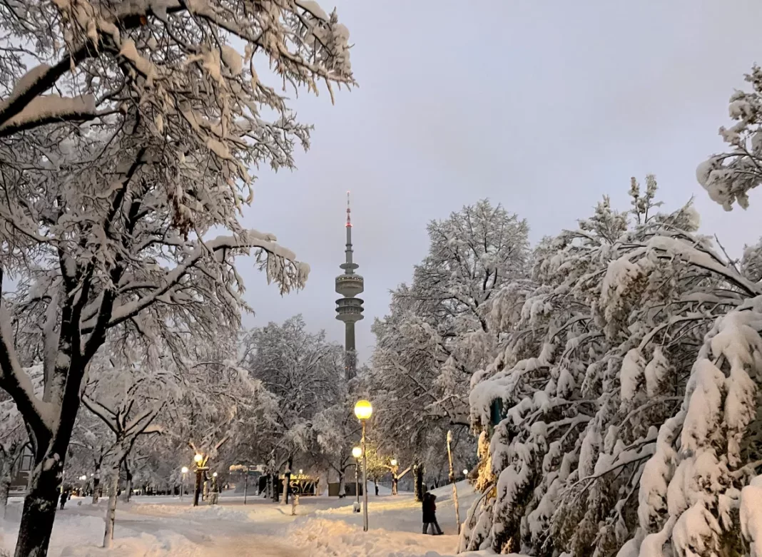Cancelaciones masivas en Múnich por fuertes nevadas: vuelos, trenes y eventos deportivos afectados - Foto: NA