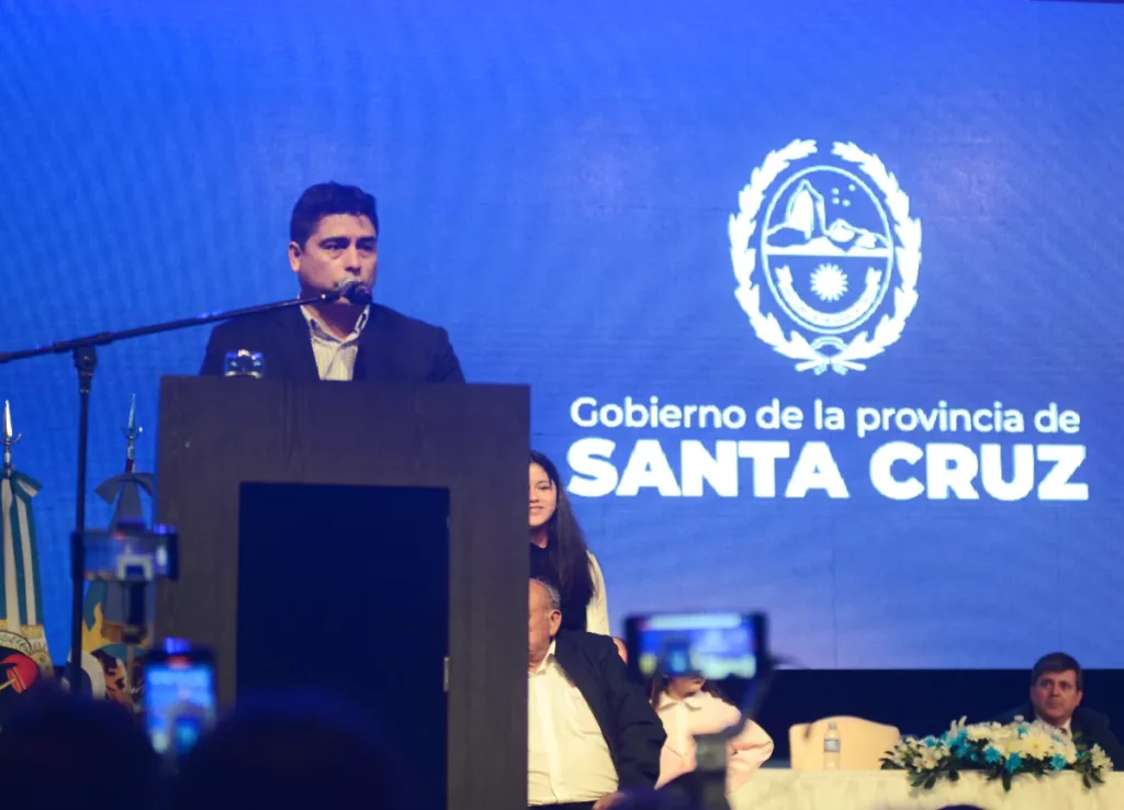 El gobernador de Santa Cruz, Claudio Vidal en su primer discurso - Foto: OPI Santa Cruz/Francisco Muñoz