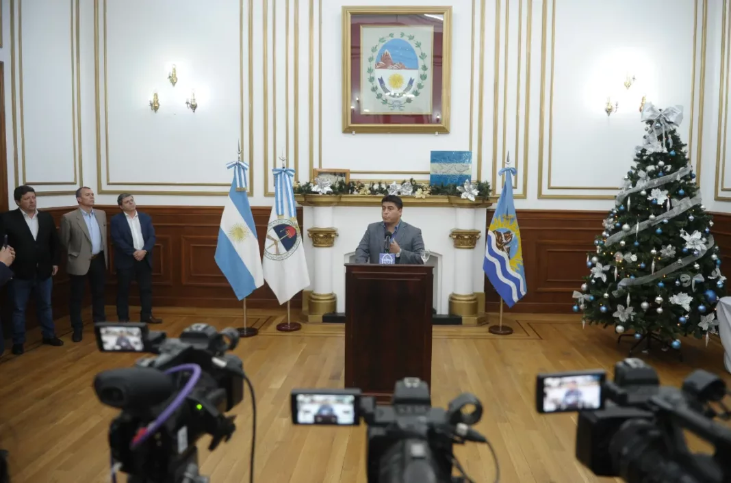 El gobernador Claudio Vidal realizando anuncios en Casa de Gobierno - Foto: OPI Santa Cruz/Francisco Muñoz