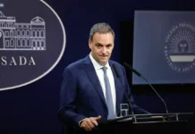 Adorni arremete contra el gobernador de Chubut por gastos mientras recibe millonaria coparticipación El Vocero presidencial Manuel Adorni - Foto: Presidencia