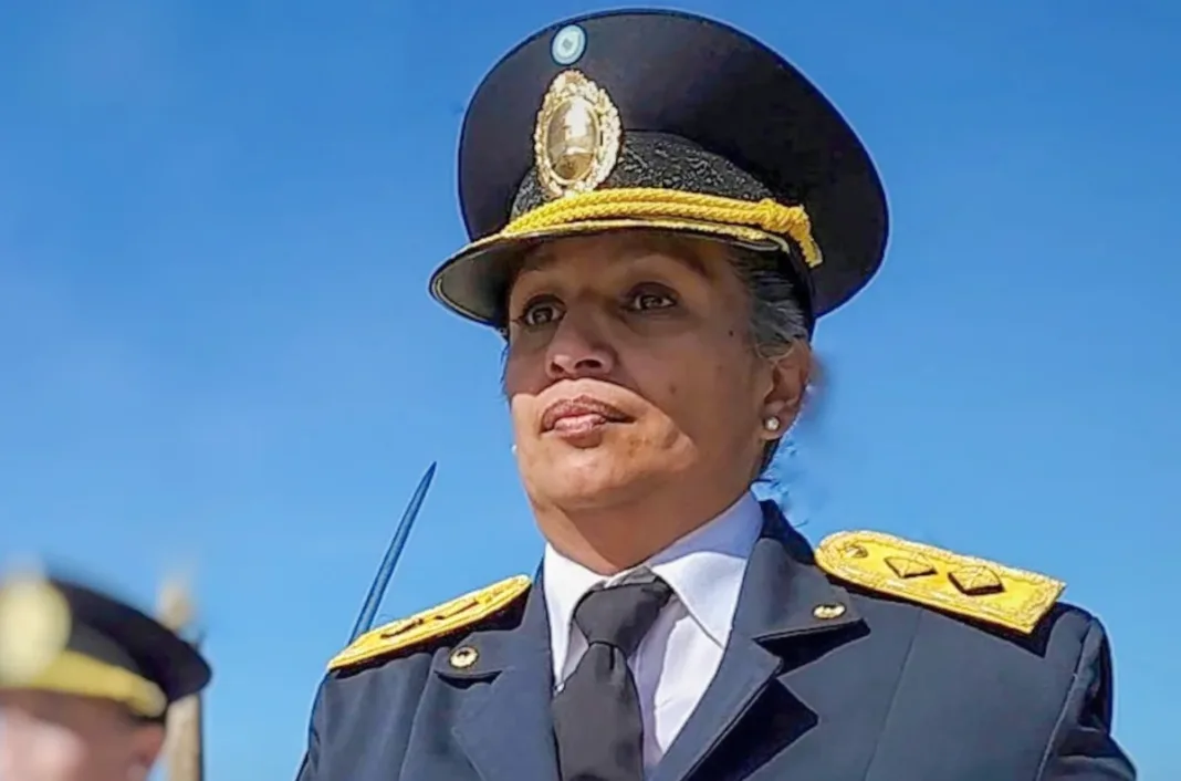 María Emilia Fuentes asumió frente a la Comisaría de Tolhuin