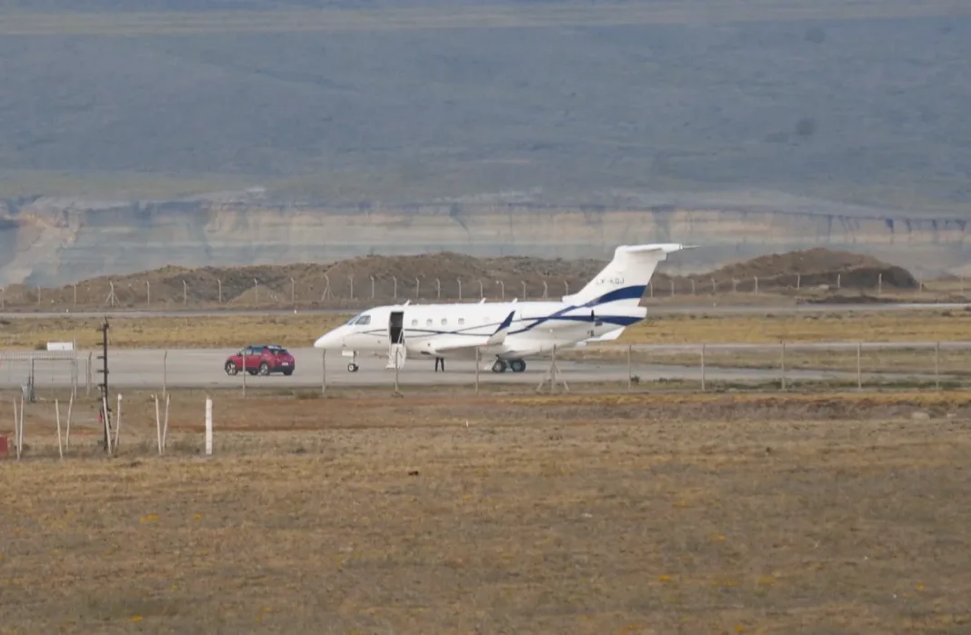 Uno de los aviones de YPF en el aeropuerto de Río Gallegos - Foto: OPI Santa Cruz/Francisco Muñoz