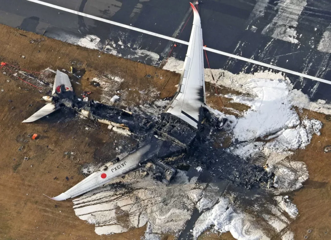 Investigación en Japón sobre la colisión de aviones en el aeropuerto de Tokio; se indaga posible negligencia profesional - Foto: NA