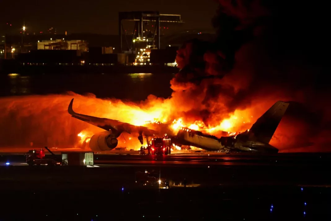 Incendio en avión de Japan Airlines en el Aeropuerto de Haneda: todos los pasajeros y la tripulación a bordo están a salvo