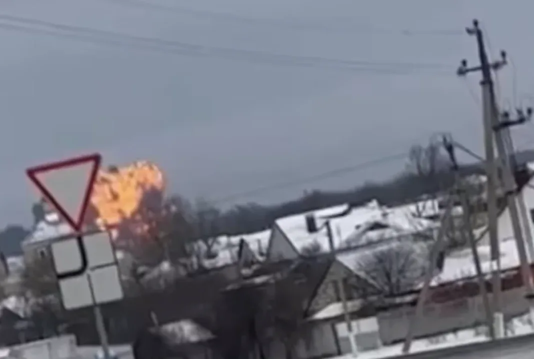 Rusia dice que un avión militar se estrelló por una falla técnica, Ucrania acusa a Rusia de derribarlo