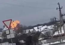 Rusia dice que un avión militar se estrelló por una falla técnica, Ucrania acusa a Rusia de derribarlo