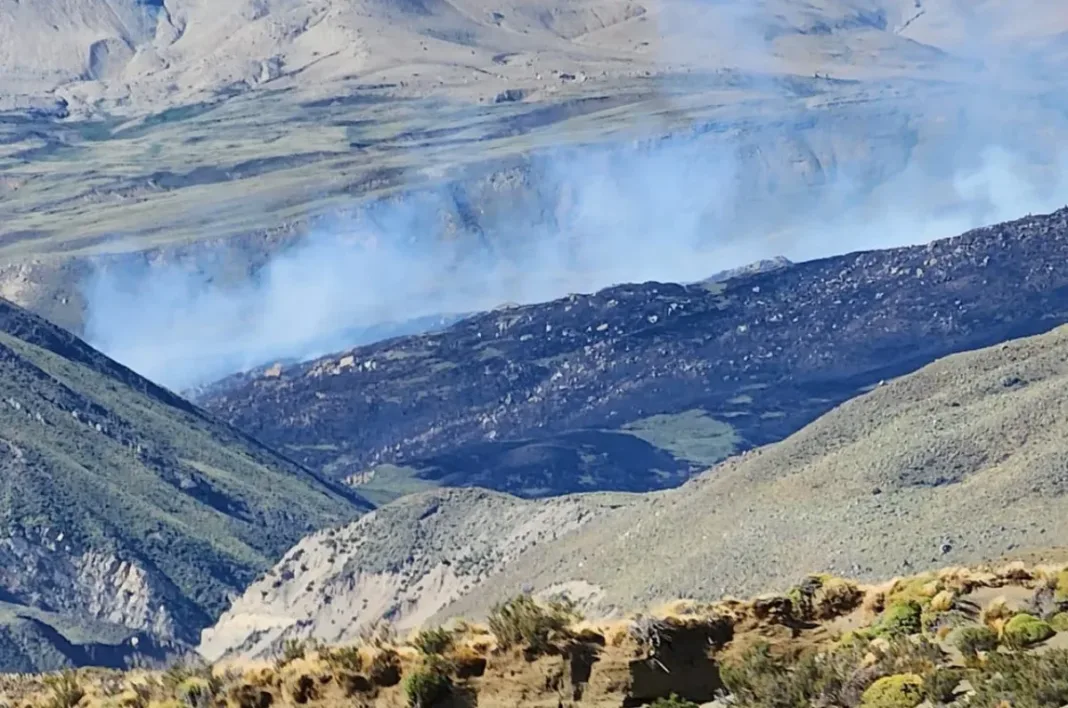 Continua activo el incendio en cercanías de El Chaltén