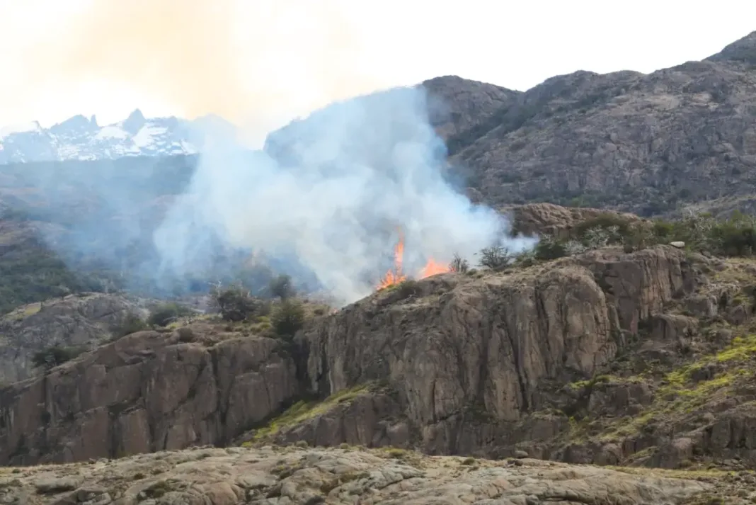 Incendio de pastizales en cercanías de El Chaltén