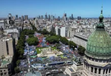 El paro, la cuestión social, la política, las medias verdades y la desesperación por perder los privilegios. El cóctel puede ser peligroso si el gobierno nacional no hace lo que dijo iba a hacer y miente - Foto: NA
