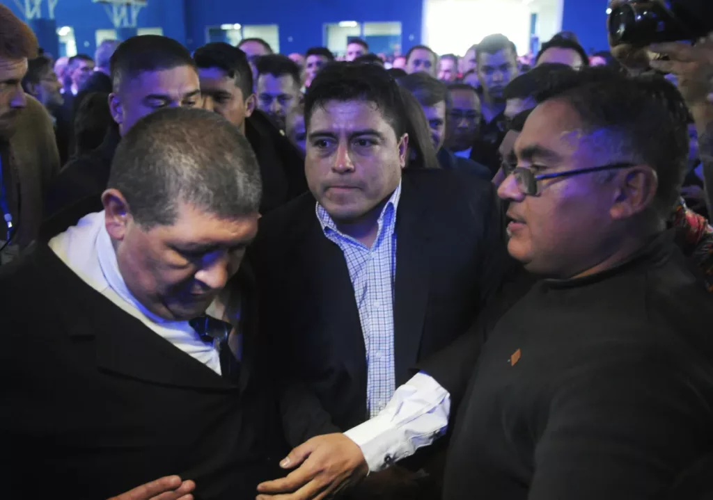 El gobernador Claudio Vidal rodeado de su custodia - Foto: OPI Santa Cruz/Francisco Muñoz