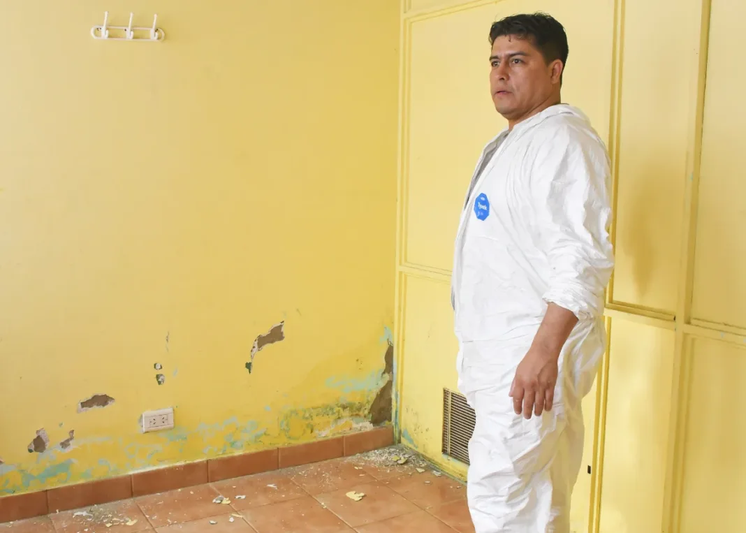 El Gobernador de Santa Cruz Claudio Vidal en un operativo de limpieza de escuelas en Río Gallegos - Foto: prensa Gobierno