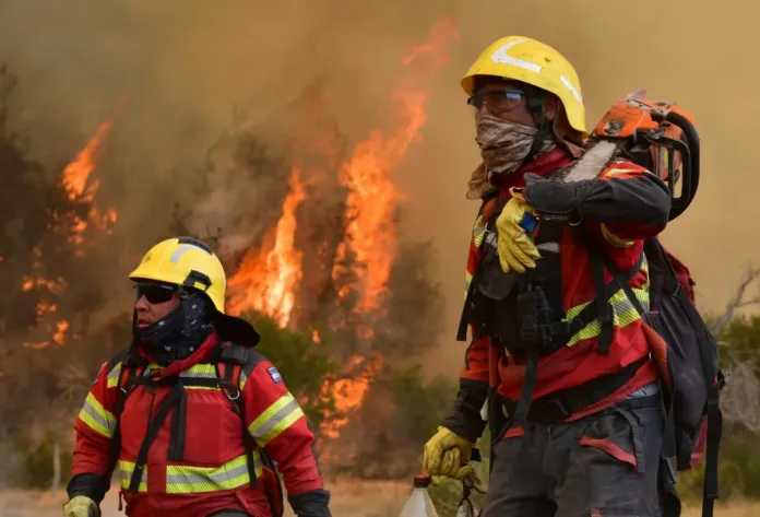 Continúa el operativo para sofocar el incendio en el Parque Nacional Los Alerces