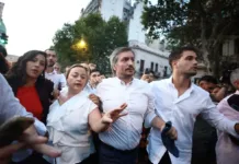 Diputados de la Izquierda, kirchnerismo y UCR abandonan recinto por enfrentamientos en inmediaciones del Congreso Diputados de la Izquierda, kirchnerismo y UCR abandonan recinto por enfrentamientos en inmediaciones del Congreso - Foto: NA