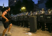 Nuevos incidentes y represión en protestas contra ley ómnibus en inmediaciones del Congreso Nuevos incidentes y represión en protestas contra ley ómnibus en inmediaciones del Congreso - Foto: NA