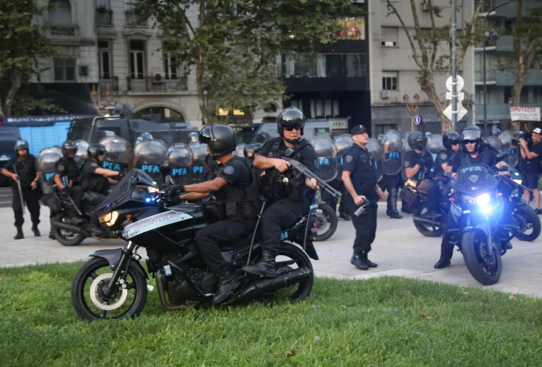 El operativo policial en inmediaciones del Congreso Nacional - Foto: NA
