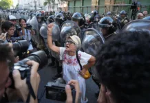 Incidentes frente al Congreso entre fuerzas federales y militantes de izquierda Incidentes frente al Congreso entre fuerzas federales y militantes de izquierda