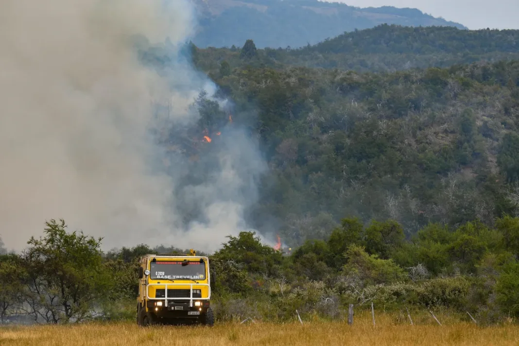 Continúa la batalla contra incendio en Parque Nacional Los Alerces - Foto: Gobierno de Chubut