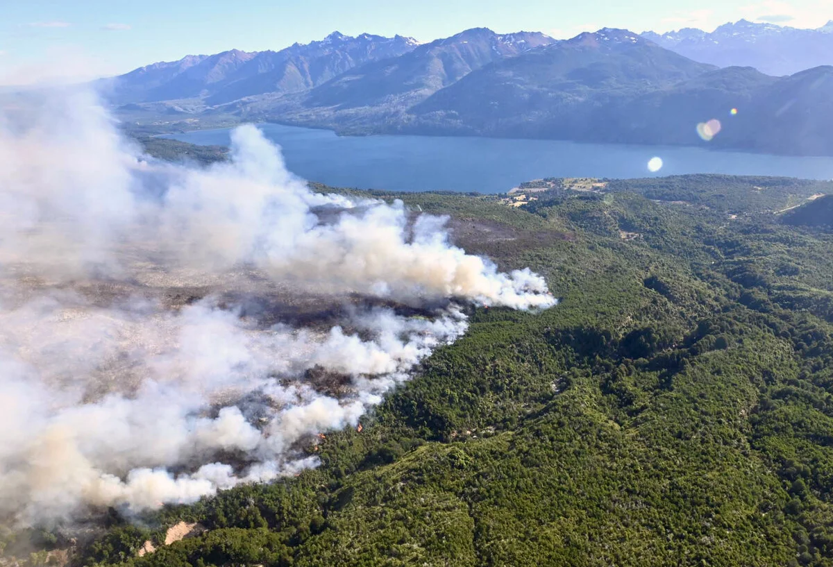 Continúa sin control el fuego en Los Alerces Continúa sin control el fuego en Los Alerces