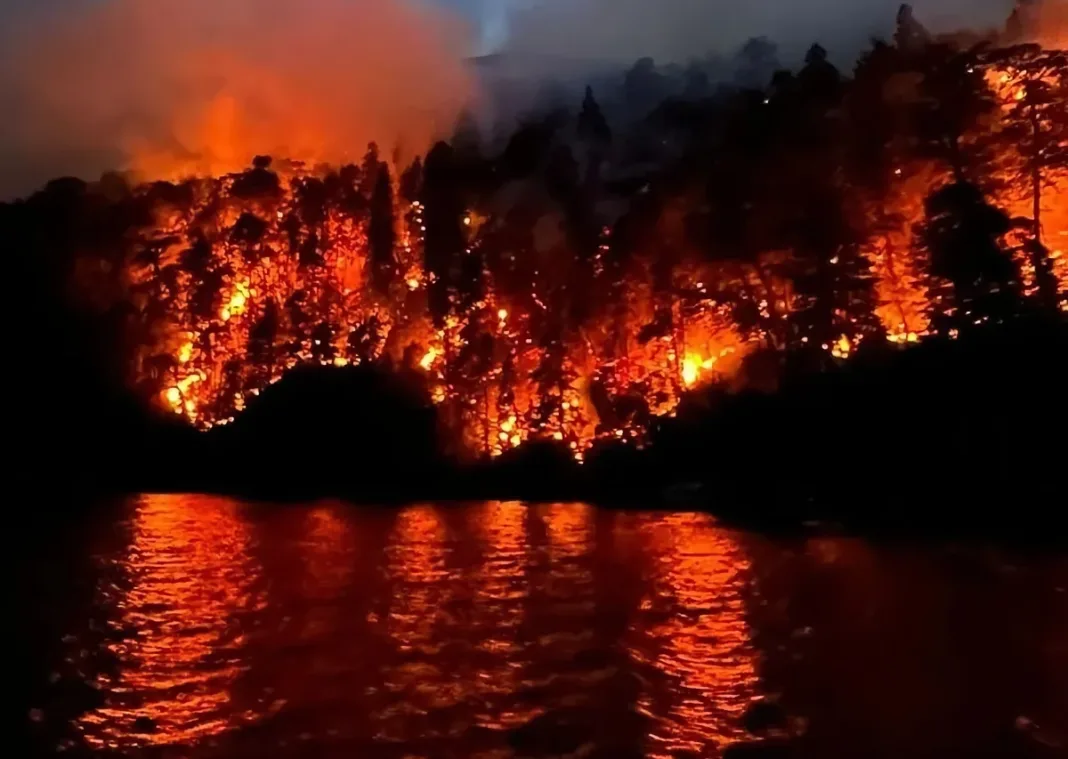 Incendio en el Parque Nacional Nahuel Huapi: autoridades investigan origen