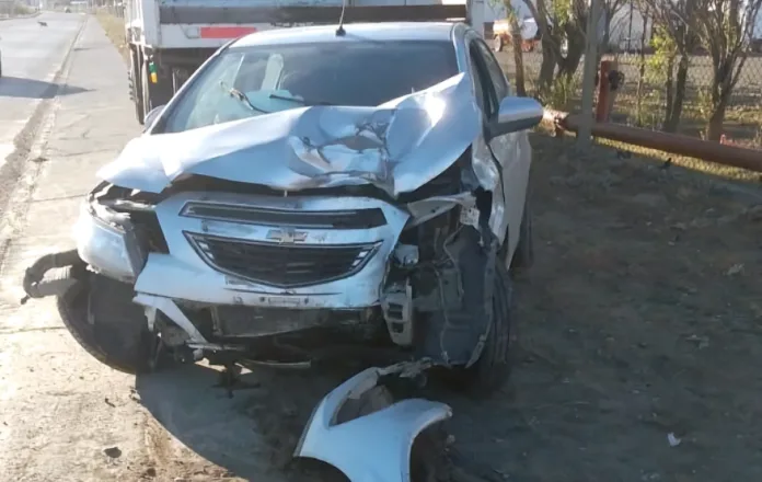 Un auto chocó un poste de luz y dejó sin energía un barrio en Río Gallegos