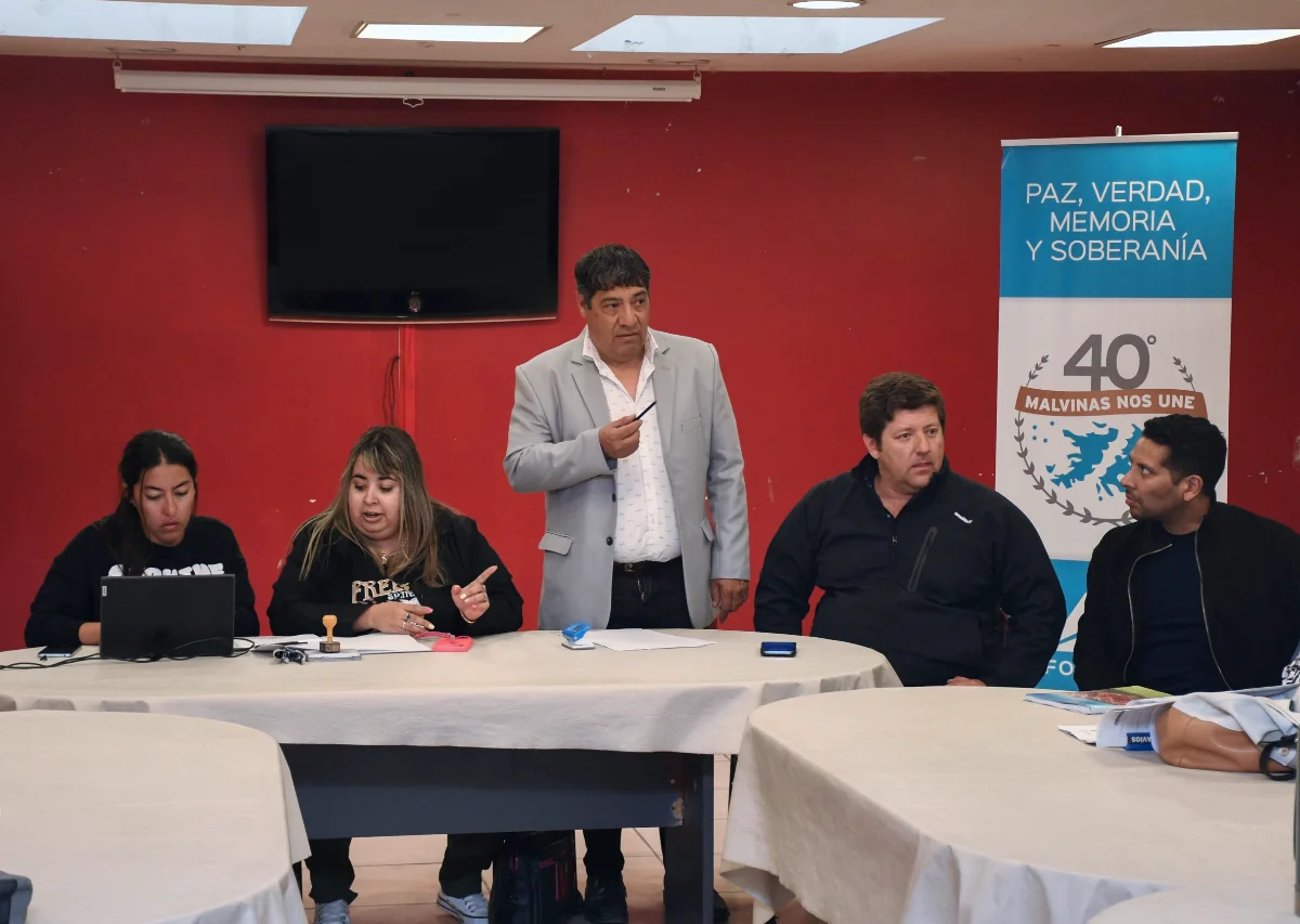 Paritaria Central: bicicleta y curanderismo gremial, sin definiciones; una reunión de buenos modales y solo ATE fue capaz de reflexionar en la dirección correcta - Foto: Prensa Gobierno Paritaria Central: bicicleta y curanderismo gremial, sin definiciones; una reunión de buenos modales y solo ATE fue capaz de reflexionar en la dirección correcta - Foto: Prensa Gobierno