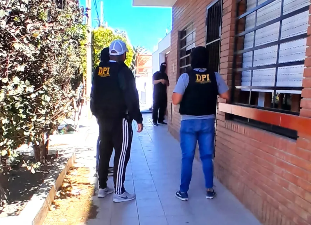 Operativos policiales en Chubut: detenciones, prevención de femicidio y confiscación de armas