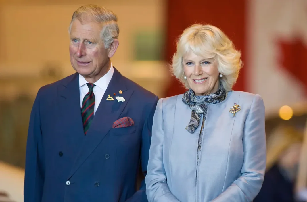 La reina Camilla informa que el rey Carlos se encuentra 