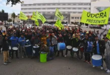 UOCRA vuelve a presionar en las calles, el sindicato pide restablecer los subsidios que les daba Alicia Kirchner y extorsionan con el apriete público Movilización de la UOCRA en Río Gallegos - Foto: facebook