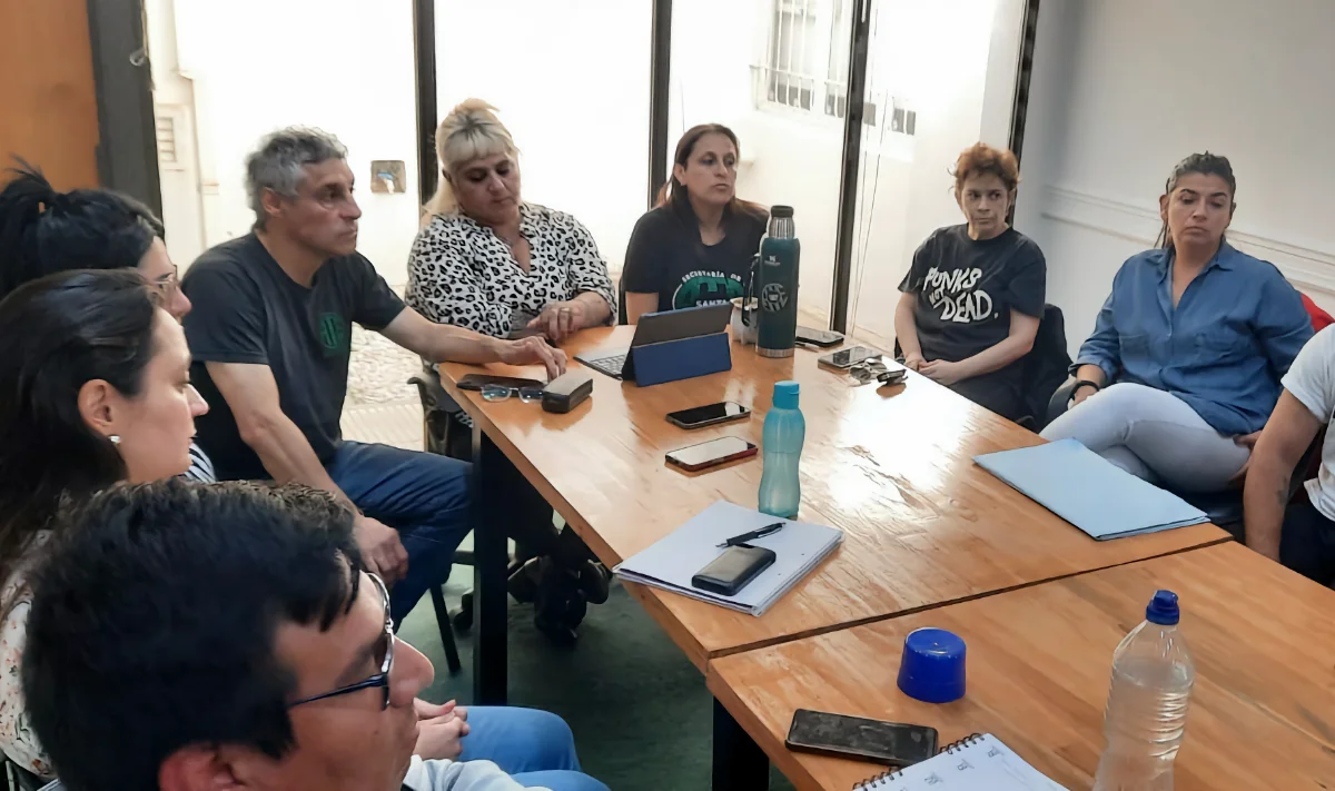 ATE Santa Cruz junto con otros gremios, organizaciones estatales de origen nacional, en alerta y movilización en contra de los despidos y cierres del gobierno nacional ATE Santa Cruz junto con otros gremios, organizaciones estatales de origen nacional, en alerta y movilización en contra de los despidos y cierres del gobierno nacional