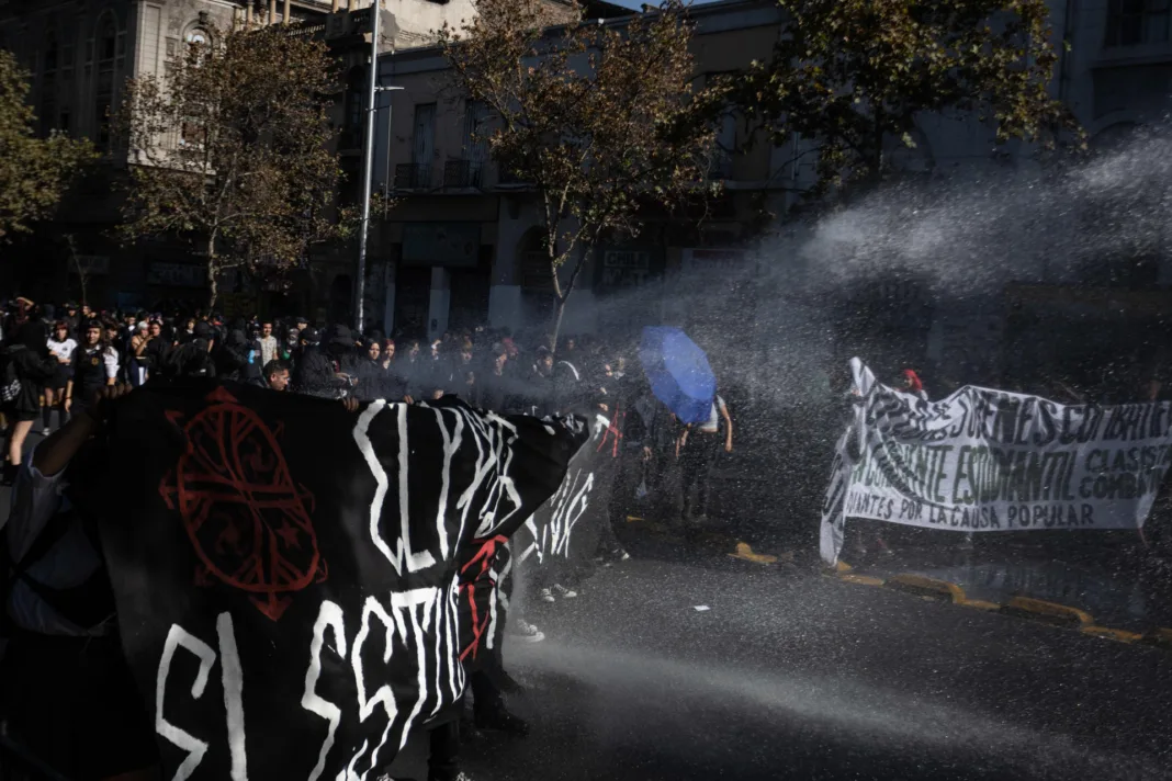 36 detenidos y disturbios en Chile durante conmemoración del Día del Joven Combatiente