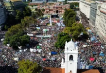 Abuelas y Madres de Plaza de Mayo critican al gobierno de Milei en el Día de la Memoria Abuelas y Madres de Plaza de Mayo critican al gobierno de Milei en el Día de la Memoria - Foto: NA