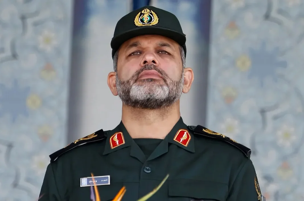Ministro del Interior de Irán al general Ahmad Vahidi -
