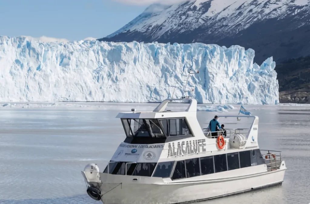 El Alacalufe, embarcación para 67 pasajeros, incluyendo los tripulantes, perteneciente a la empresa Hielos y Aventura - Foto: Web