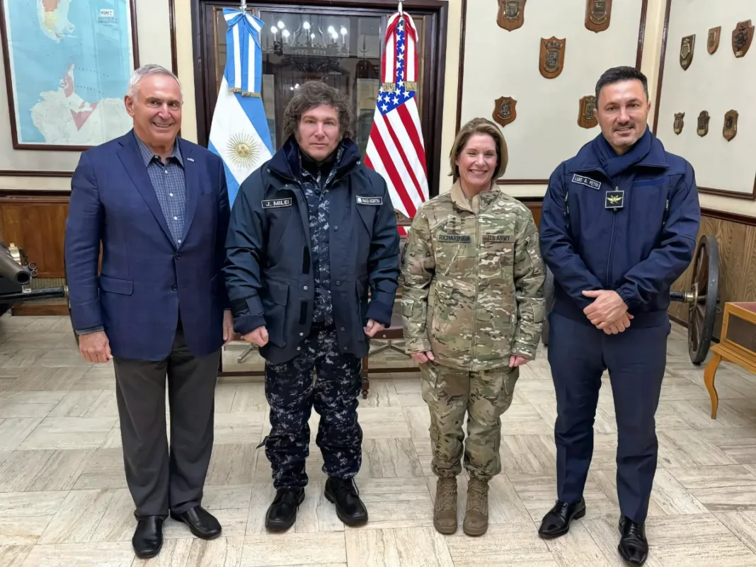 Presidente Javier Milei se reúne con la general Laura Richardson en Tierra del Fuego - Foto: NA
