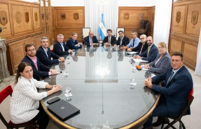 Posse y Francos reciben a Pichetto y su bloque en Casa Rosada para discutir ley ómnibus - Foto: NA
