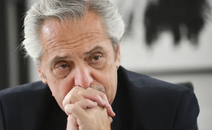 Justicia ordena inhibición de bienes de Alberto Fernández en causa de seguros - Foto: NA