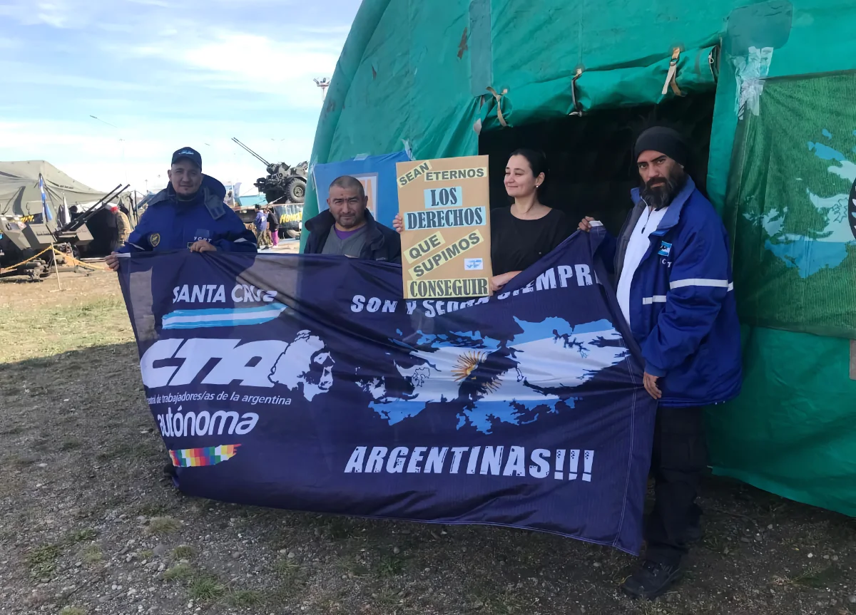 En la vigilia del 2 de abril en Río Gallegos, se hicieron presentes los reclamos de ATE y CTA por los despidos en el Estado En la vigilia del 2 de abril en Río Gallegos, se hicieron presentes los reclamos de ATE y CTA por los despidos en el Estado
