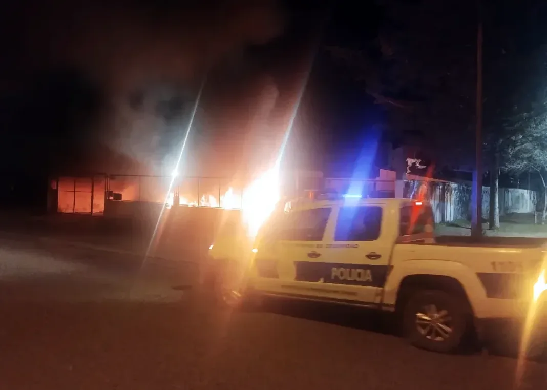 Se quemaron 5 vehículos en una concesionaria