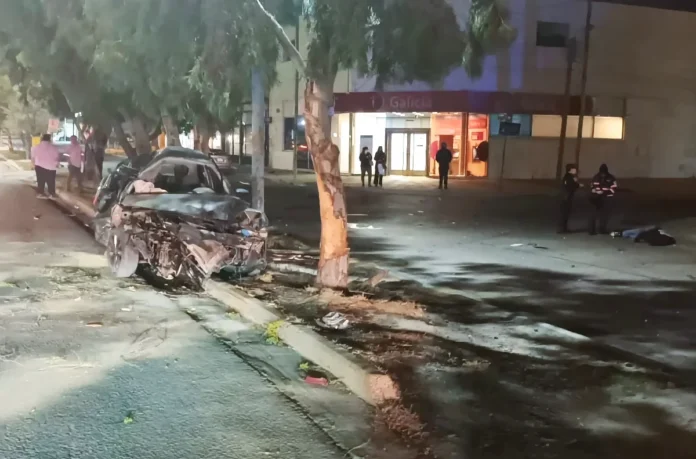 Chocó su vehículo contra un poste y está grave