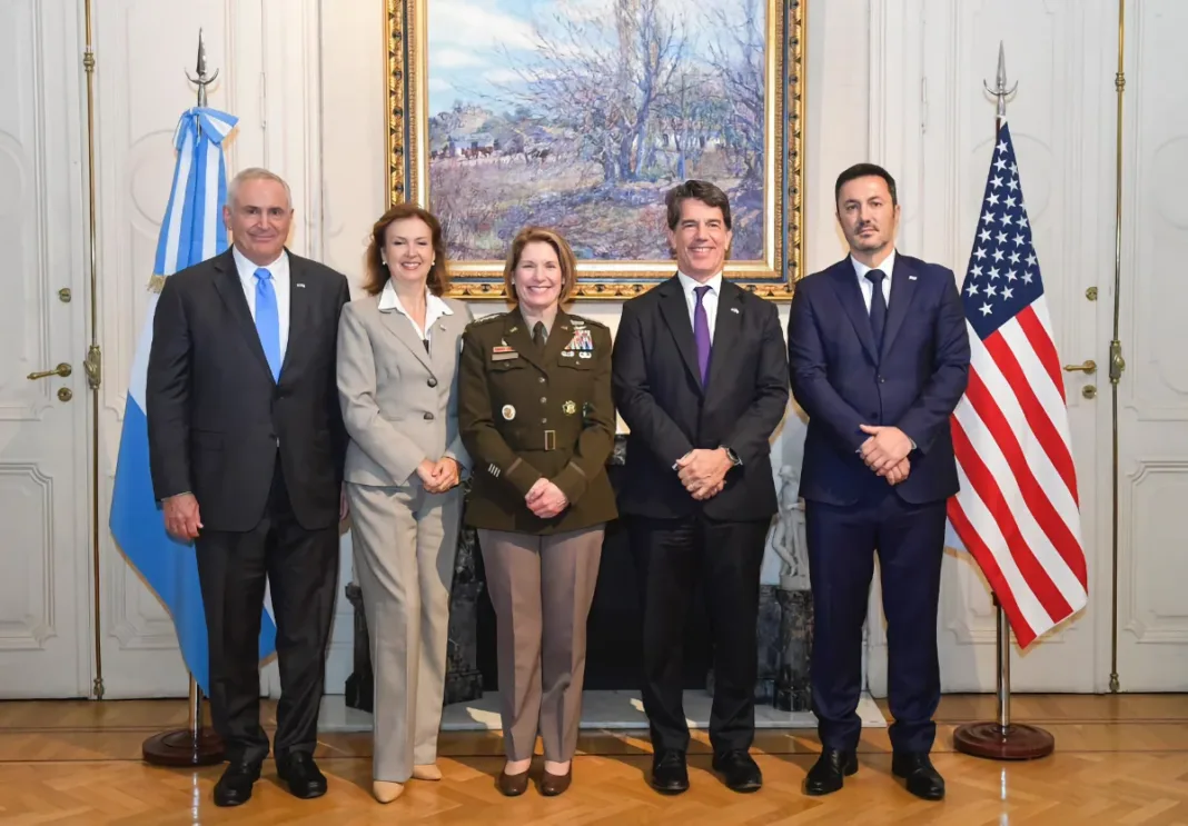 Jefa del Comando Sur de EE. UU. se reúne con autoridades argentinas para fortalecer cooperación en seguridad regional - Foto: NA