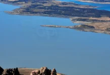 El gobierno provincial con mínima comunicación, sin hacer nombres ni mencionar el desastre ecológico frente al Glaciar, trató de cumplir, pero está claro que no alcanza Derrame de hidrocarburos y aceites frente al Glaciar Perito Moreno - Foto: OPI Santa Cruz