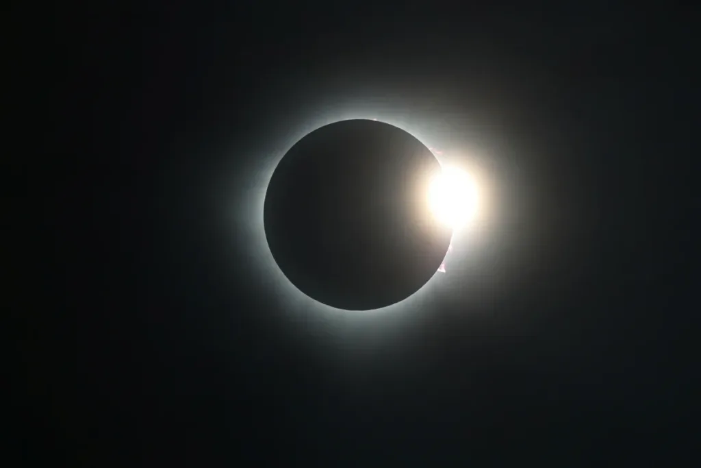 Millones observan el primer eclipse total de sol en Norteamérica - Foto: NA