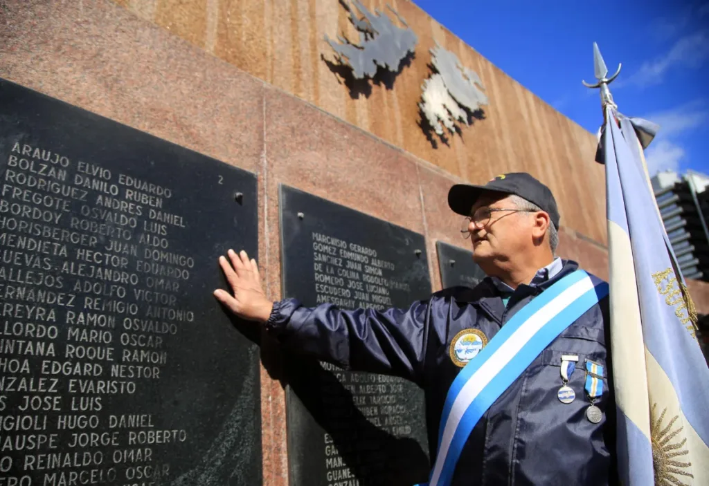 Homenaje a Malvinas: Milei llamó a inaugurar "una nueva era de reconciliación con las Fuerzas Armadas" - Foto: NA